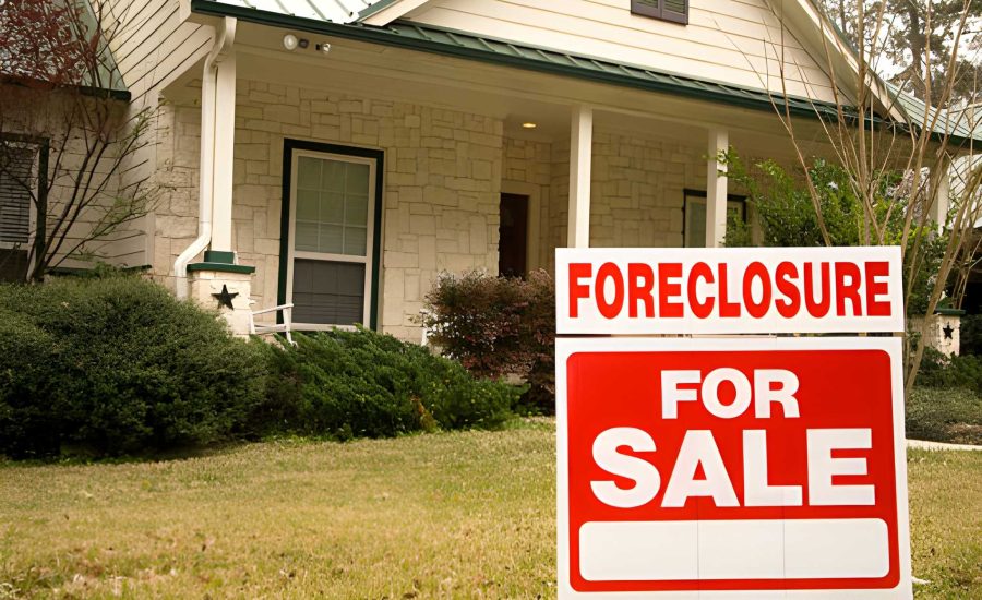 Foreclosure sign in front yard—foreclosed homes in Florida offer investment and renovation opportunities.